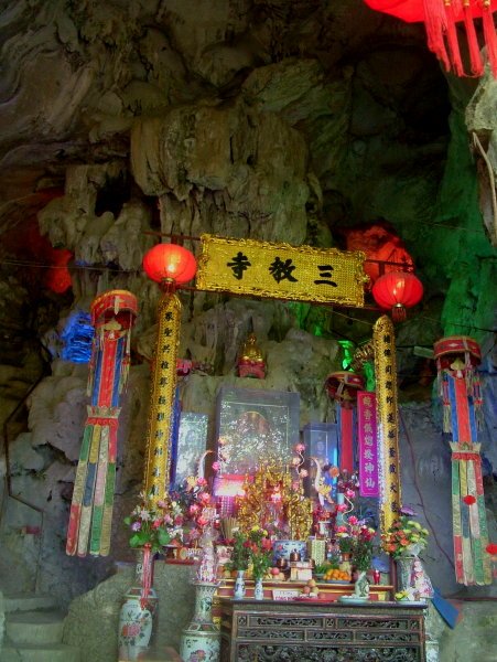 Kh&aacute;m ph&aacute; hang động Nhị Thanh giữa phố n&uacute;i 